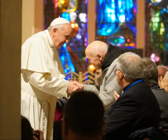 Papa Francesco e padre Jean Pierre | Papa Francesco saluta padre Jean Pierre, l'ultimo sopravvissuto di Tibhirine, Cattedrale di San Pietro, Marocco, 31 marzo 2019 | Alan Holdren / ACI Group