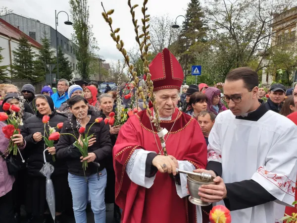 Arcivescovo Ioan Robu | L'arcivescovo Ioan Robu di Bucarest apre la processione dei fiori in occasione della domenica delle Palme, Bucarest, 14 aprile 2019 | AG / ACI Group