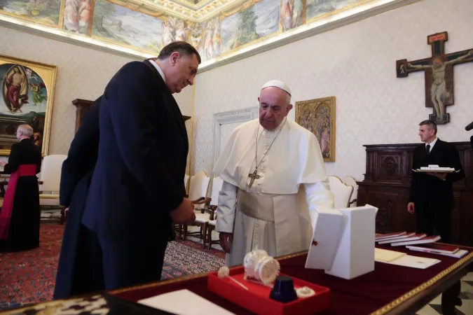 Papa Francesco e il presidente Dodik | Papa Francesco e il presidente Dodik, 26 aprile 2019 | © EWTN-ACI Stampa Photo/Evandro Inetti/Zuma Press/Vatican Pool