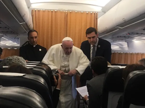 Papa Francesco in aereo | Papa Francesco durante la conferenza stampa in aereo del 7 maggio 2019 | AG / ACI Group