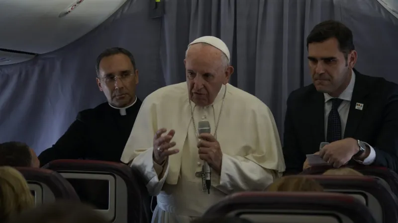 Papa Francesco in aereo | Papa Francesco durante la conferenza stampa nel volo di ritorno dalla Romania  | Massimiliano Valenti / ACI Group