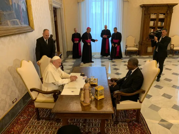 Papa Francesco e il presidente Lourenco | Papa Francesco e il presidente Lourenco, Palazzo Apostolico, 12 novembre 2019 | Alan Holdren / CNA 