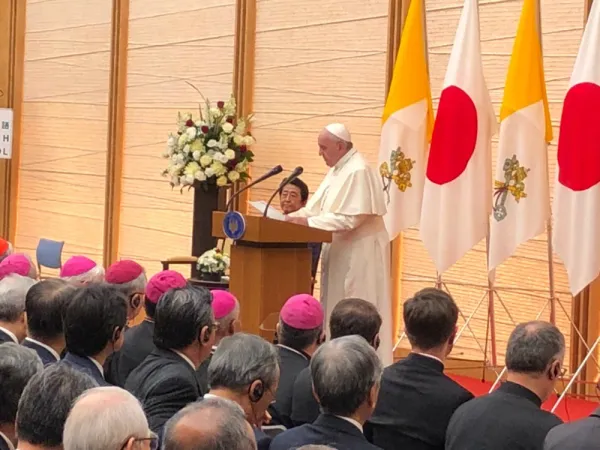 Papa Francesco in Giappone | Papa Francesco al Kantei tiene il discorso alle autorità civili e diplomatiche del Giappone, Tokyo, 25 novembre 2019 | Pool VAMP