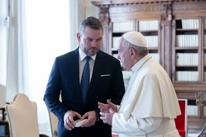 Il Papa e il premier slovacco Pellegrini |  | © EWTN-CNA Photo/Daniel Ibáñez/Vatican Pool