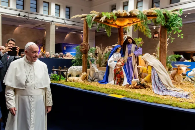 Papa Francesco alla mostra 100 Presepi | Papa Francesco alla mostra 100 Presepi in Vaticano, 9 dicembre 2019 | © EWTN-CNA Photo/Daniel Ibáñez/Vatican Pool