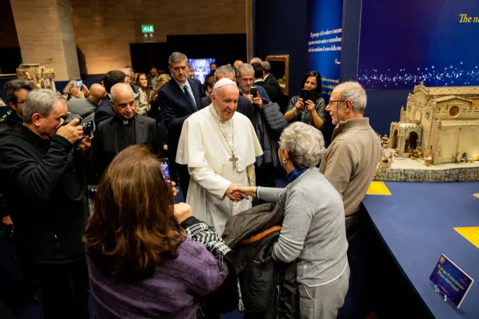 Papa Francesco alla mostra 100 Presepi | Papa Francesco alla mostra 100 Presepi in Vaticano, 9 dicembre 2019 | © EWTN-CNA Photo/Daniel Ibáñez/Vatican Pool