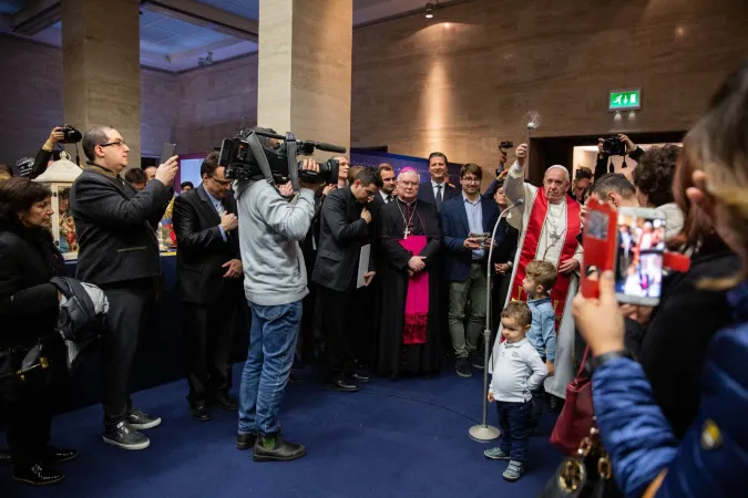 Papa Francesco alla mostra 100 Presepi | Papa Francesco alla mostra 100 Presepi in Vaticano, 9 dicembre 2019 | © EWTN-CNA Photo/Daniel Ibáñez/Vatican Pool