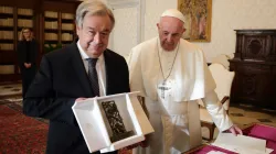 Papa Francesco e il segretario generale delle Nazioni Unite Antonio Guterres, Palazzo Apostolico Vaticano, 20 dicembre 2019  / © EWTN-CNA Photo/Evandro Inetti/Vatican Pool