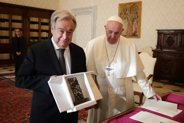 Papa Francesco e il segretario generale delle Nazioni Unite Antonio Guterres, Palazzo Apostolico Vaticano, 20 dicembre 2019  / © EWTN-CNA Photo/Evandro Inetti/Vatican Pool