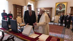 Papa Francesco e il primo ministro croato Andrej Plenkovic, Palazzo Apostolico Vaticano, 6 febbraio 2020 / © EWTN-CNA Photo/Daniel Ibáñez/Vatican Pool