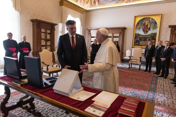 Papa Francesco e il primo ministro croato Andrej Plenkovic, Palazzo Apostolico Vaticano, 6 febbraio 2020 / © EWTN-CNA Photo/Daniel Ibáñez/Vatican Pool