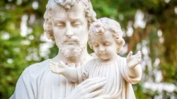 Una statua di San Giuseppe con il Bambino  / Shutterstock