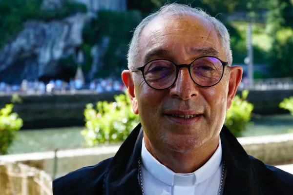 Il Cardinale Angelo de Donatis, Vicario del Papa per la diocesi di Roma,  durante il pellegrinaggio diocesano a Lourdes, 25 agosto 2020 / Anthony Johnson / ACI Group