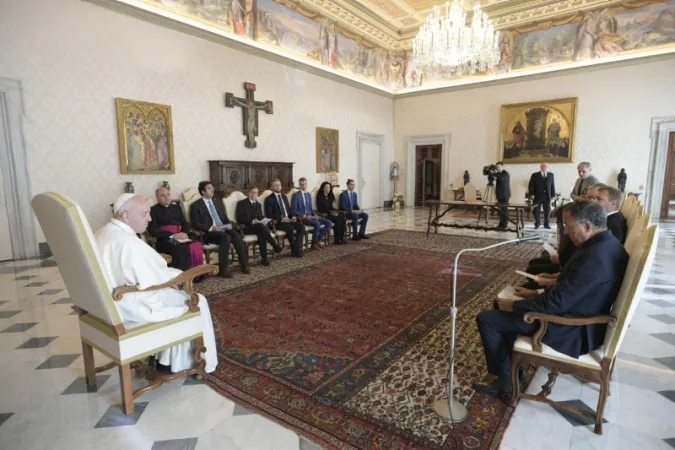 Papa Francesco e MONEYVAL | Papa Francesco con gli esperti del Comitato MONEYVAL, Palazzo Apostolico, 8 ottobre 2020 | Vatican Media / ACI Group