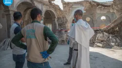 Padre Poquillon tra le rovina della chiesa di al-Saa'a, ora in ricostruzione nell'ambito del progetto "Revive the spirit of Mosul" / UNESCO