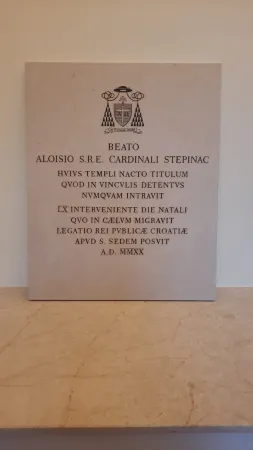 Cardinale Stepinac | La targa per il cardinale Stepinac posta nella chiesa di San Paolo alla Regola, sua diaconia | Ambasciata di Croazia presso la Santa Sede 