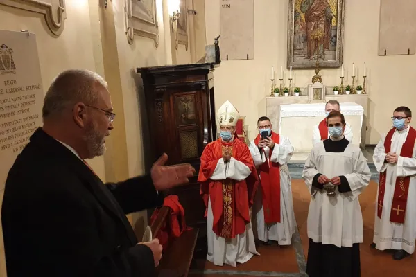 L'ambasciatore Pelicaric pone la targa in memoria del Beato Stepinac nella chiesa di San Paolo alla Regola. Il cardinale Monterisi la benedirà di lì a poco, Roma, 22 dicembre 2020 / Ambasciata Croata presso la Santa Sede