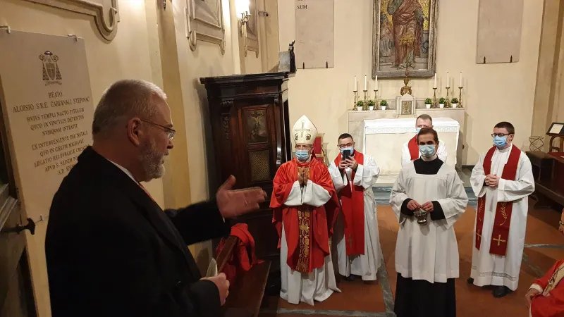 Targa beato Stepinac | L'ambasciatore Pelicaric pone la targa in memoria del Beato Stepinac nella chiesa di San Paolo alla Regola. Il cardinale Monterisi la benedirà di lì a poco, Roma, 22 dicembre 2020 | Ambasciata Croata presso la Santa Sede