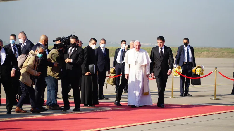 Papa Francesco in Iraq | Papa Francesco accolto dal presidente Barzani all'aeroporto di Erbil, 7 marzo 2021 | Colm Flynn / ACI Group