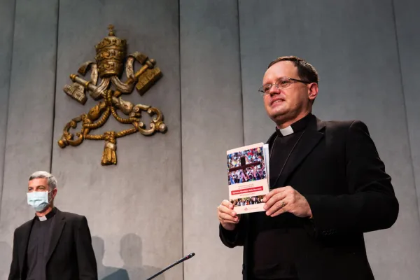 Padre Joao Chagas, responsabile del settore giovani del Dicastero Laici Famiglia e Vita, e padre Alexandre Awi Mello, segretario del Dicastero / Gianluca Teseo / ACI Group