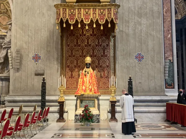 San Pietro in Vaticano | La statua di San Pietro nella Basilica Vaticana, vestita con i paramenti per la festa dei Santi Pietro e Paolo  | Pool AIGAV