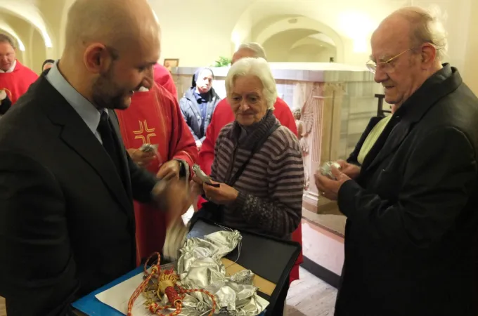 Giampaolo Gusso, la signora Gugel e Ivan Marsura nelle Grotte Vaticane alla messa per il centenario della nascita di papa Luciani, 17 ottobre 2012 cel |  | Ivan Marsura