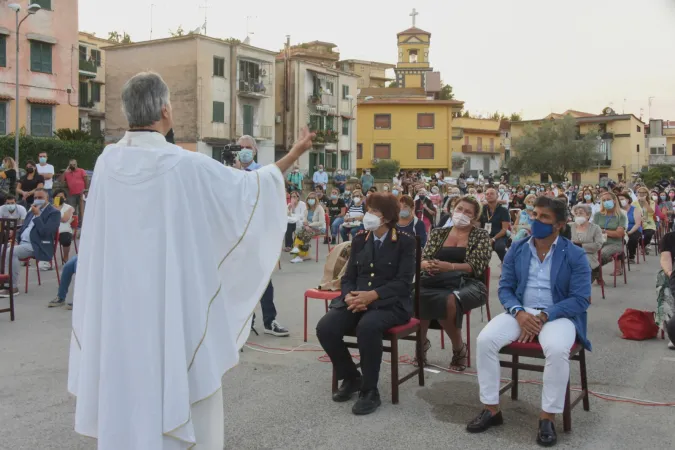 Il vescove e i suoi fedeli  |  | Chiesa di Napoli 