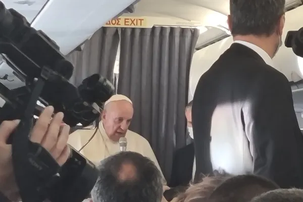 Papa Francesco durante la conferenza stampa nel volo di ritorno dalla Grecia, 6 dicembre 2021 / AG / ACI Group