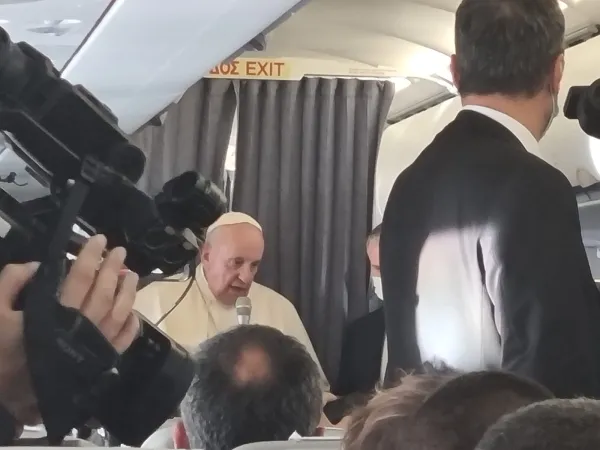 Papa Francesco, conferenza stampa in aereo | Papa Francesco durante la conferenza stampa nel volo di ritorno dalla Grecia, 6 dicembre 2021 | AG / ACI Group