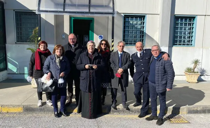 Il Vescovo di Cassano alla Ioniocon alcuni operatori  della CASA CIRCONDARIALE DI CASTROVILLARI. |  | Diocesi di Cassano allo Ionio 