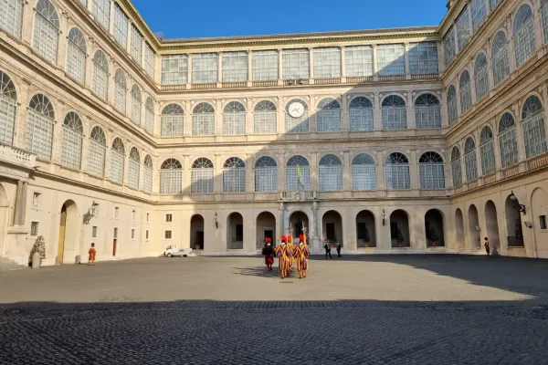 Il cortile San Damaso in Vaticano, su cui si affaccia il Palazzo Apostolico, sede della Segreteria di Stato / AG / ACI Group