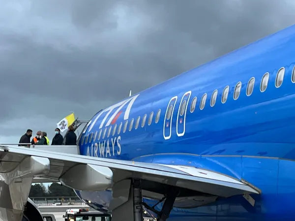 Papa Francesco, Malta | L'aereo che sta portando Papa Francesco a Malta | Courtney Mares / ACI Group