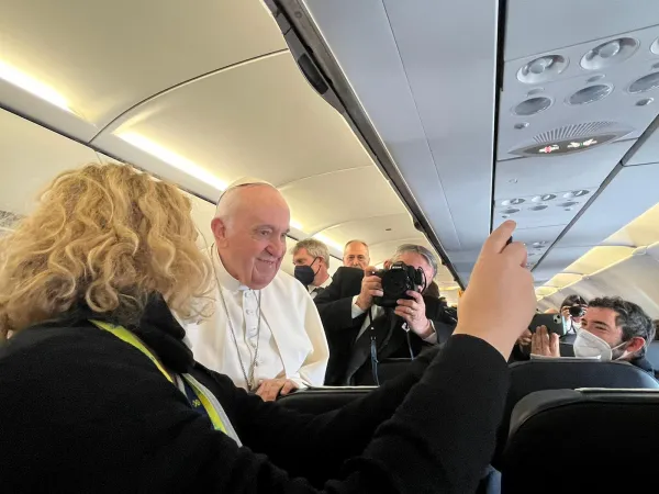 Papa Francesco a Malta | Papa Francesco saluta i giornalisti durante il volo verso Malta, 2 aprile 2022 | Courtney Mares / ACI Group