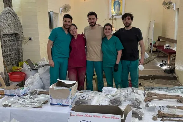 Il team che ha lavorato alla ricomposizione delle salme dei due martiri caldei / per gentile concessione