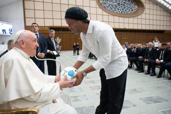 Ronaldinho consegna il pallone ufficiale della Partita della Pace a Papa Francesco / Vatican Media