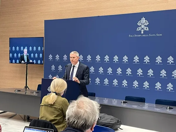 Matteo Bruni | Matteo Bruni durante il briefing con i giornalisti sulla morte del Papa emerito, 31 dicembre 2022 | AA / ACI Group