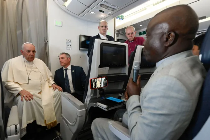 Papa Francesco in aereo  |  | Vatican Media 