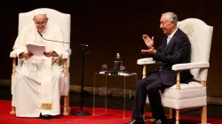 Papa Francesco con il presidente portoghese Rebelo de Sousa, Lisbona, 2 agosto 2023 / Daniel Ibanez / ACI Group