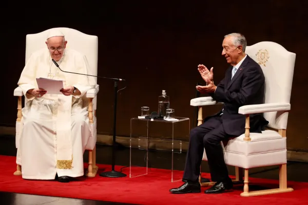 Papa Francesco con il presidente portoghese Rebelo de Sousa, Lisbona, 2 agosto 2023 / Daniel Ibanez / ACI Group