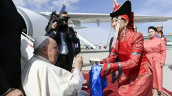 Papa Francesco riceve il tradizionale yogurt secco all'arrivo in Mongolia / Vatican Media / ACI Group