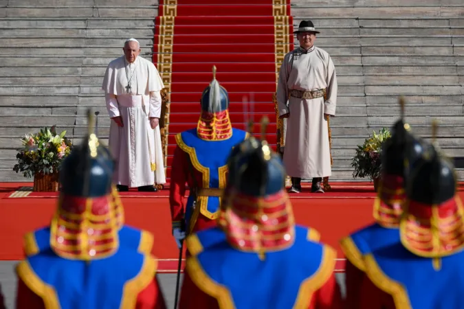 Papa Francesco in Mongolia | Papa Francesco alla cerimonia di Benvenuto di fronte lo State Palace di Ulaanbatar, 2 settembre 2023 | Vatican Media / ACI Group