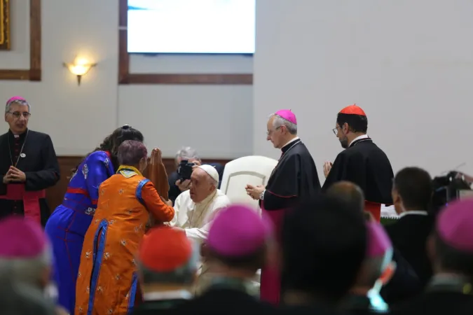 Papa Francesco in Mongolia | Papa Francesco benedice la statua della Madonna del cielo, trovata in una discarica, Cattedrale dei Santi Pietro e Paolo, Ulaanbator, 2 settembre 2023 | AG / ACI Group