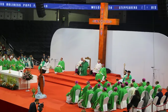 Papa Francesco in Mongolia | Papa Francesco durante la Messa alla Steppe Arena, Ulaanbatar, 3 settembre 2023 | AG / ACI Group