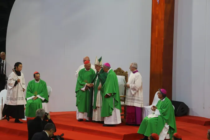 Papa Francesco in Mongolia | Papa Francesco con il vescovo Chow e il Cardinale John Tong Hon, Steppe Arena, Ulaanbatar, 3 settembre 2023 | AG / ACI Group