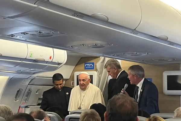 Papa Francesco durante la Conferenza stampa in aereo di ritorno dalla Mongolia, 4 settembre 2023 / Courtney Mares / CNA