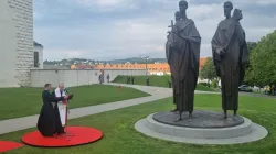 Il Cardinale Parolin benedice la statua dei Santi Cirillo e Metodio, Castello di Bratislava, 14 settembre 2023 / AG / ACI Group