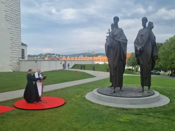 Parolin, Bratislava | Il Cardinale Parolin benedice la statua dei Santi Cirillo e Metodio, Castello di Bratislava, 14 settembre 2023 | AG / ACI Group