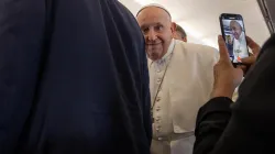 Papa Francesco durante il volo che lo ha portato a Marsiglia, 22 settembre 2023 / Daniel Ibanez / ACI Group