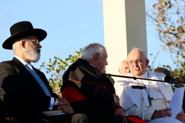 Papa Francesco con gli altri leader religiosi davanti il monumento agli Eroi e alle Vittime del Mare, Marsiglia, 22 settembre 2023 / Daniel Ibanez / ACI Group