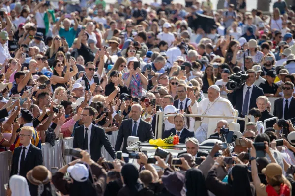 Papa Francesco arriva per l'udienza generale, Piazza San Pietro, 28 maggio 2024 / Daniel Ibanez / ACI Group